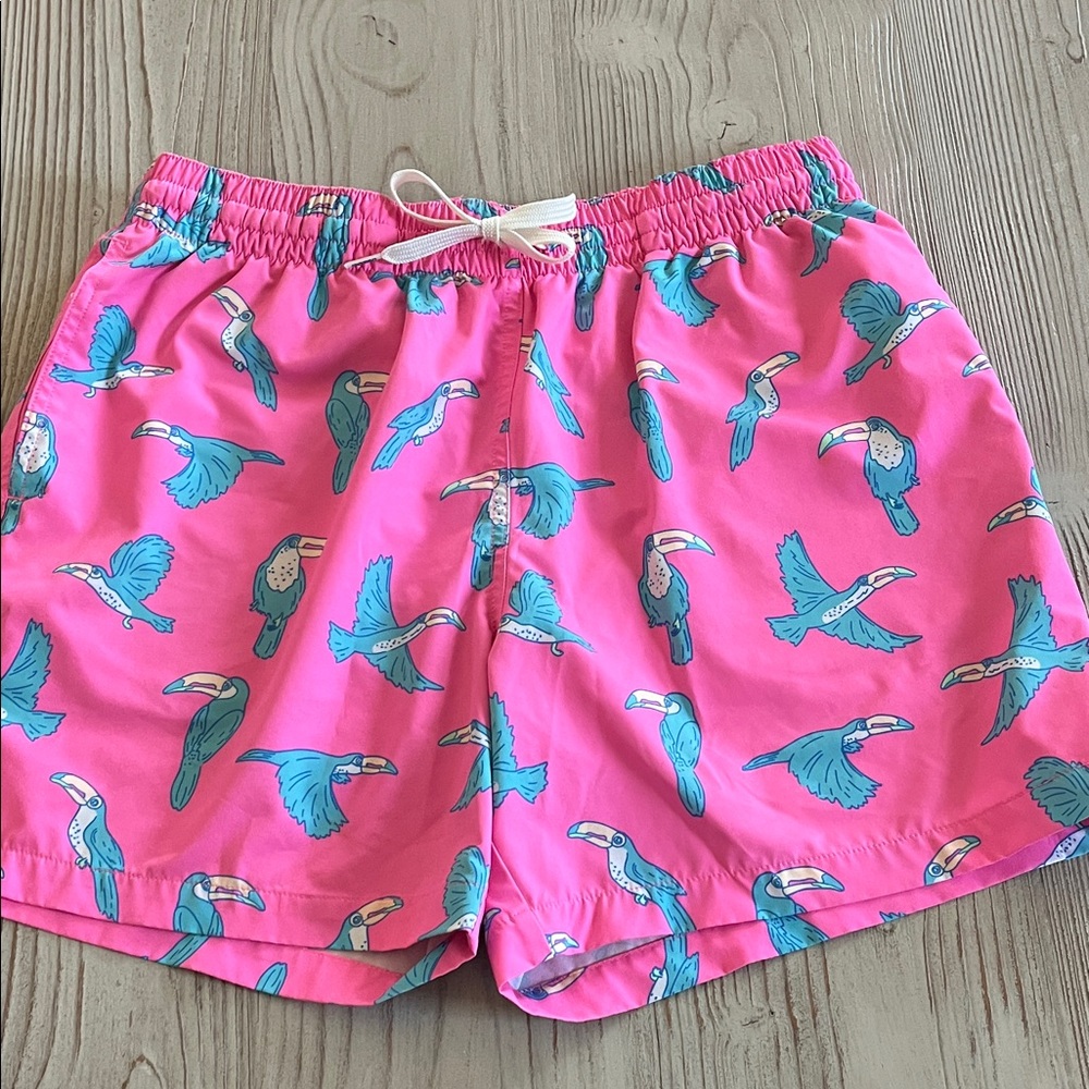 Chubbies Tucan swim trunks pink / blue mens size medium 5.5” inseam
